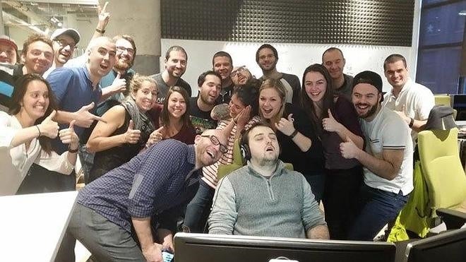 Se queda dormido en el trabajo y sus compañeros se burlan de él