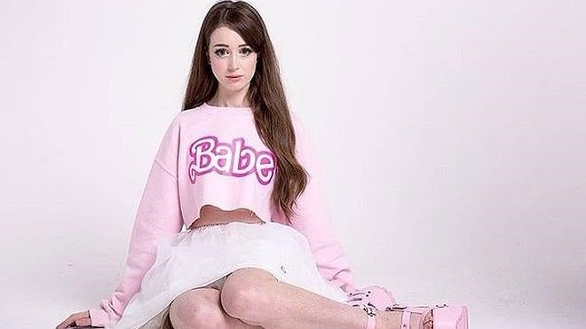 La `Barbie humana´con una cintura de 22 pulgadas
