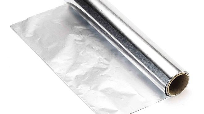 ¿Por qué el papel de aluminio no se calienta cuando lo metemos en el horno?