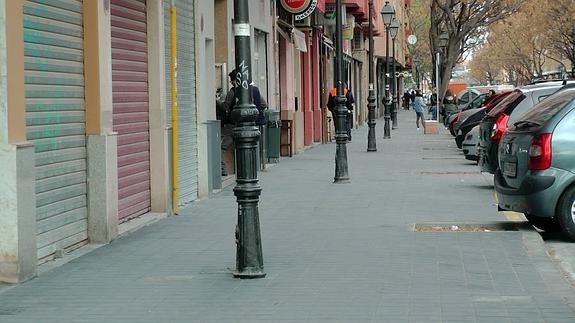 Farolas en medio de la acera en una calle de San Isidro