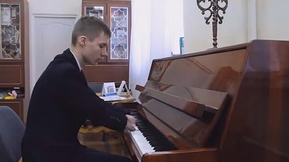 Así se toca un piano sin manos