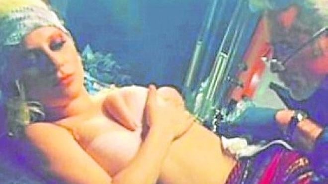 Lady Gaga se tatúa a Bowie