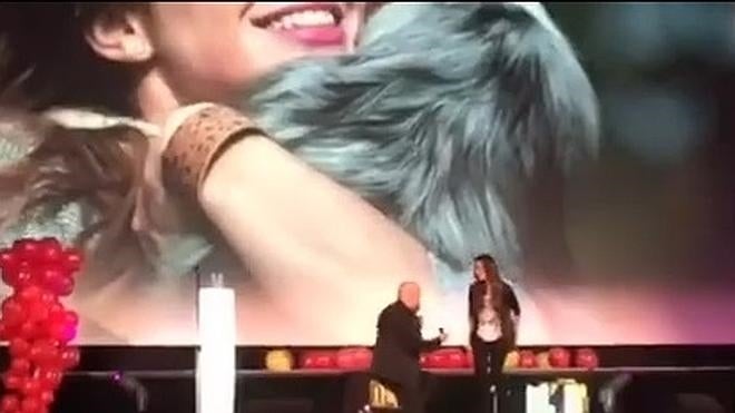 Goyo Jiménez le pide la mano a su novia encima del escenario
