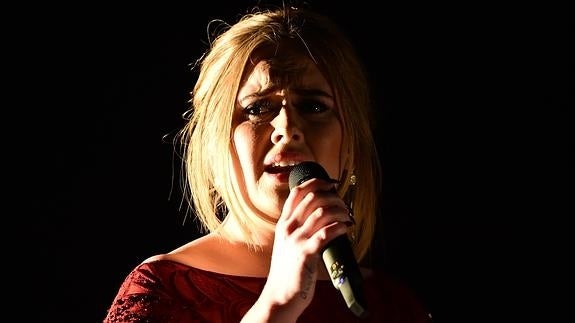 Adele desafina en los Grammy