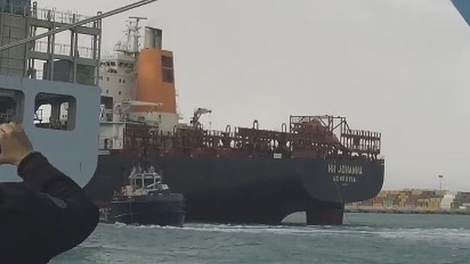 Remolcadores de la Base de Valencia asisten una emergencia en puerto provocada por el viento