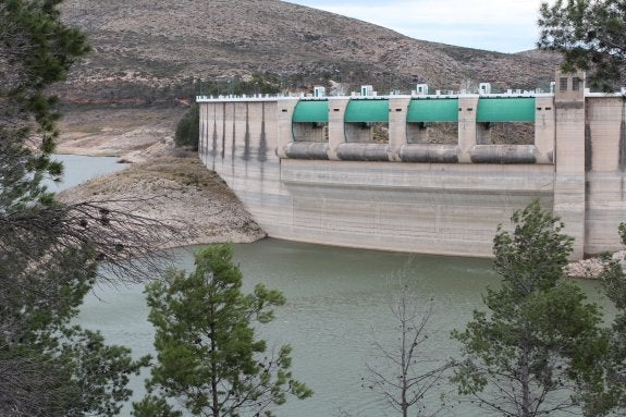 Los regantes piden moderar el consumo de agua tras entrar el Júcar en prealerta