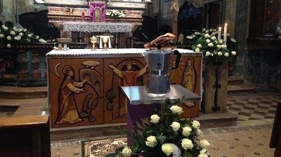 Una cafetera Moka guarda las cenizas de su creador