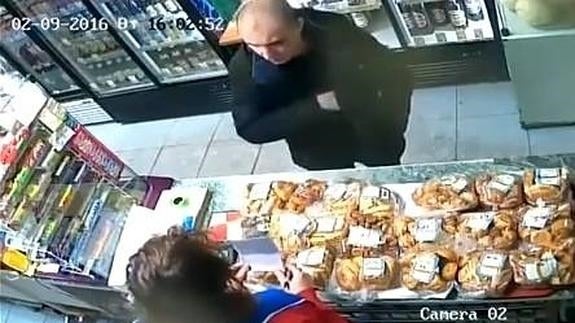 Rompe una calculadora en la cabeza de su asaltante