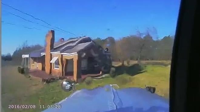 Pierde el control del camión y destroza una casa