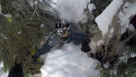 Una madre salva a su hijo de morir en la nieve