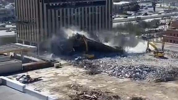 Un edificio cae sobre una grúa