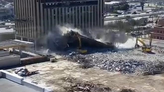 Un edificio cae sobre una grúa