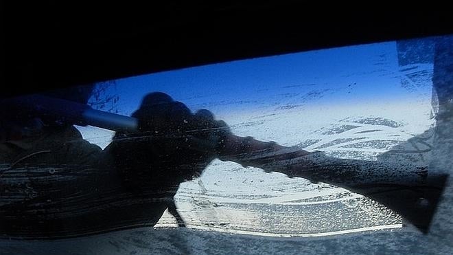 Un nuevo método para sacar el hielo del parabrisas