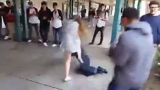 Una joven agrede a un compañero en California