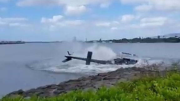 Un helicóptero se precipita sobre el agua en Pearl Harbor