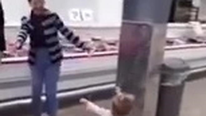 Una pequeña que reparte alegría