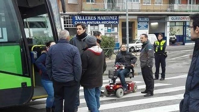 El Langui bloquea una línea de bus porque no le dejaron subir con su silla motorizada