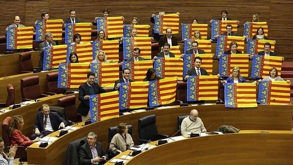 Les Corts rechaza la propuesta del PP sobre el respeto a los símbolos de la Comunitat