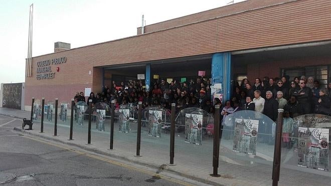 Día de aulas vacías en el colegio público de Benimaclet para pedir que se cubran las bajas