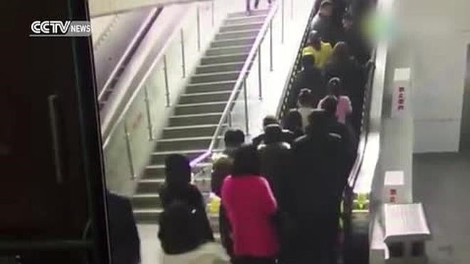 Caída masiva por una escalera mecánica que cambia su dirección de repente