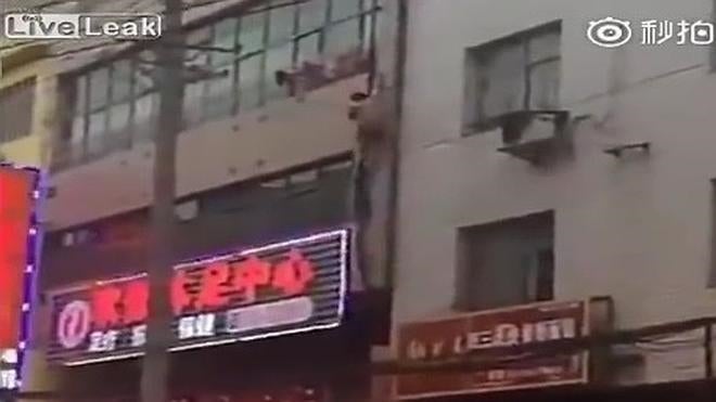 Escapa desnudo por la fachada tras ser pillado por el marido de su amante