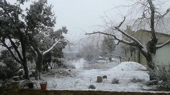 Rescatan a los ocupantes de cuatro camiones atrapados por la nieve en el interior de Castellón