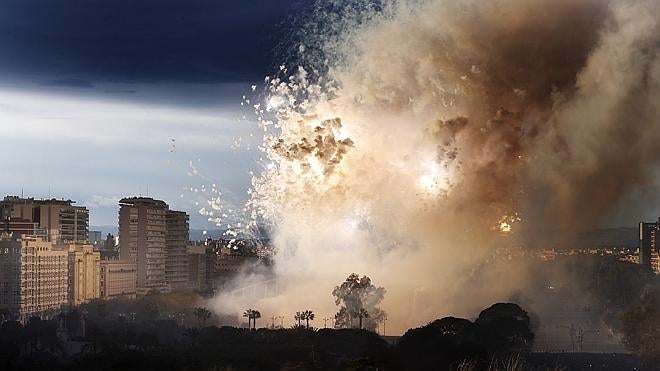 Una espectacular mascletà aérea da inicio a las Fallas 2016