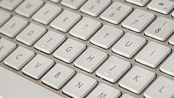 ¿Por qué existen guiones con relieve en la F y la J del teclado?