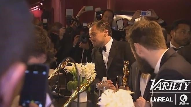 Oscar 2016: Leonardo DiCaprio, emocionado mientras graban su nombre en la estatuilla