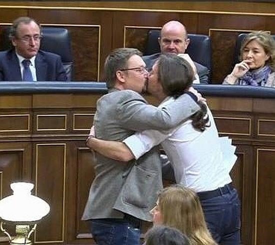 El beso en la boca de Pablo Iglesias y Xavier Domènech