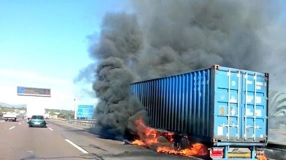 Arde un camión en la A-7 a la altura de Bétera que obliga a cortar el tráfico