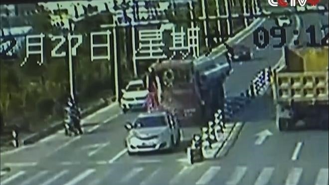 Un camionero muere aplastado por su propia carga