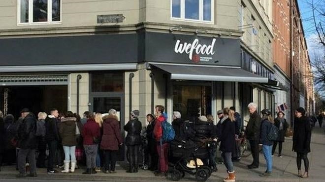 Un supermercado danés vende comida caducada