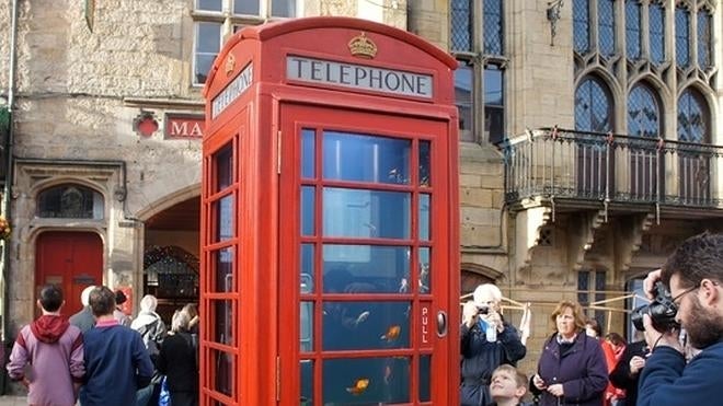 Las cabinas telefónicas convertidas en peceras decoran las calles europeas