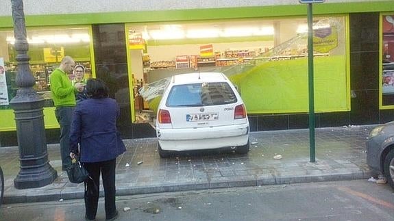 Un coche se empotra en un supermercado del centro de Valencia