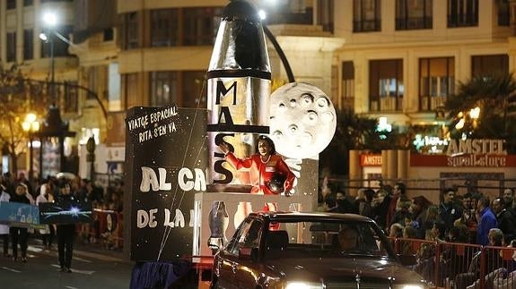 La sátira fallera ya toma las calles de Valencia con la cabalgata del Ninot