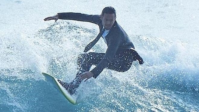 ¿Es posible surfear con traje y corbata?