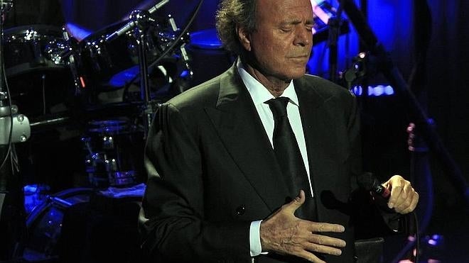 Julio Iglesias, de baja por ciática