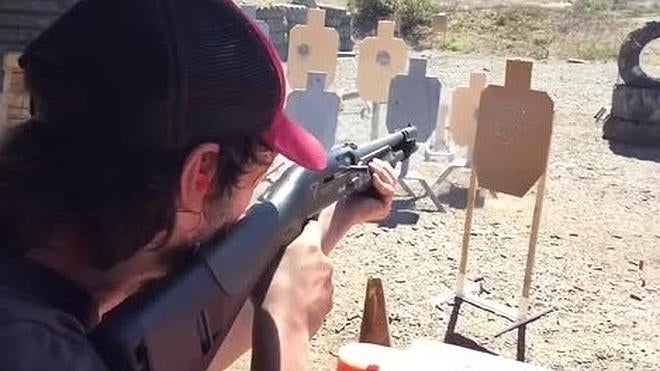 Así de bien se maneja Keanu Reeves con las armas