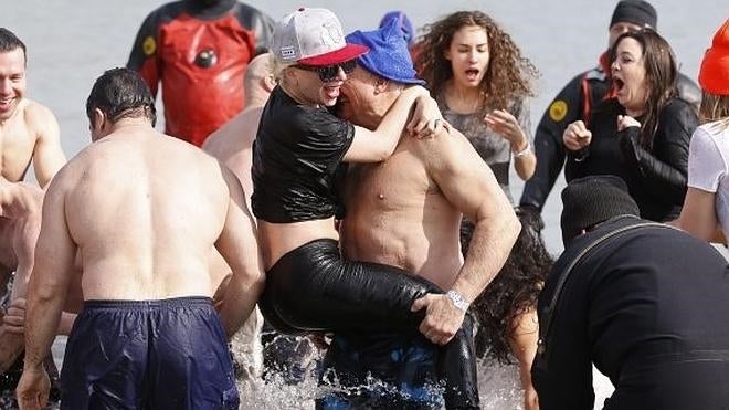 Lady Gaga se da un baño solidario en el lago Michigan, con el agua a dos grados