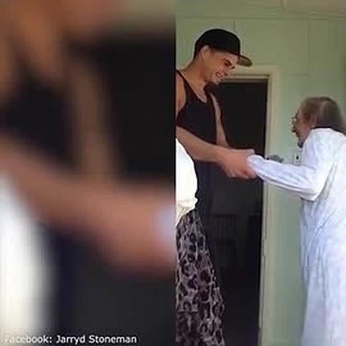 El emotivo baile de una abuela y su nieto