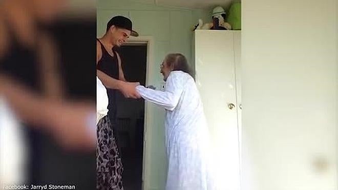 El emotivo baile de una abuela y su nieto