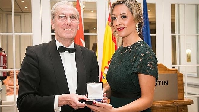 La estilista valenciana Rosa Clavijo recibe la Medalla de Oro del Foro Europa 2001