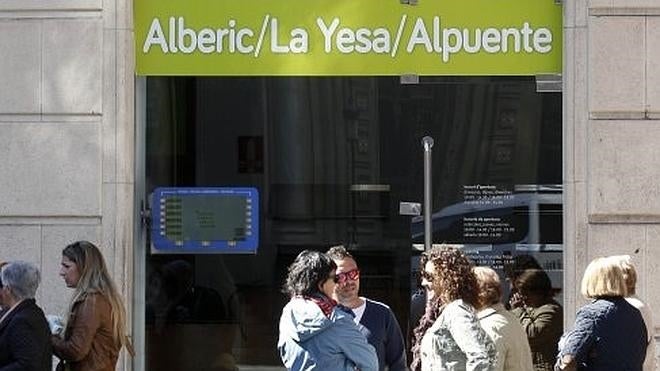 La Diputación no da folletos turísticos falleros en su única oficina abierta en Valencia