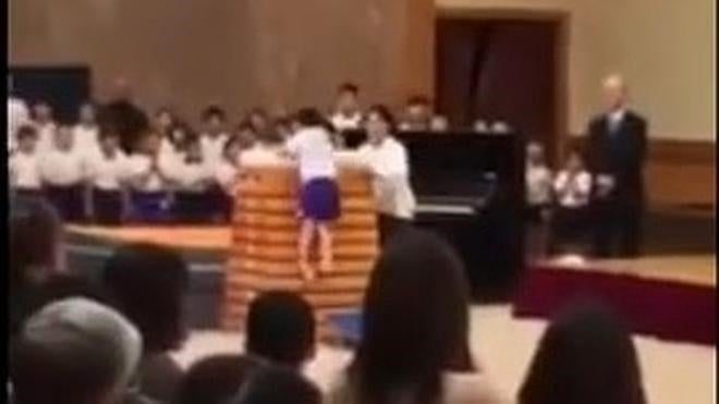 Los ánimos de sus compañeros hicieron que este niño se superara