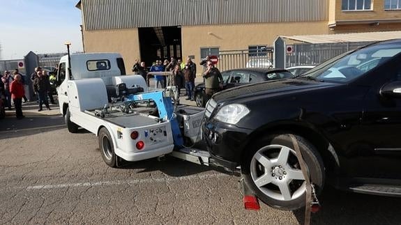 Tres grúas de día y dos de noche durante la huelga del servicio en Valencia
