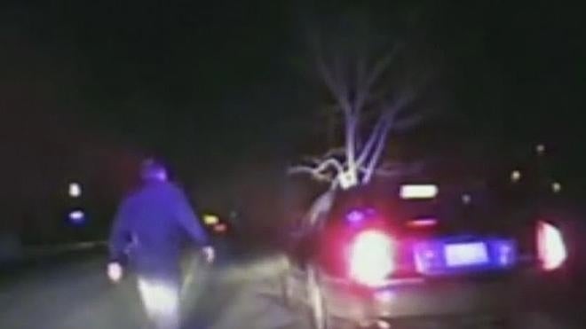 Conductora ebria choca contra un árbol y sigue su camino con él
