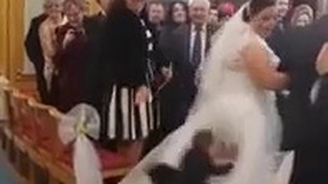Un niño salta sobre el vestido de una novia en plena boda
