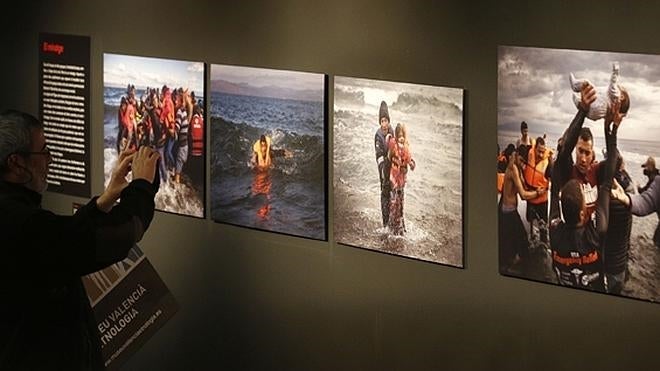 En la piel de los refugiados con dos exposiciones de rostros y recuerdos