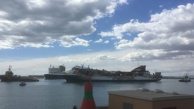 El buque Sorrento abandona Sagunto diez meses después